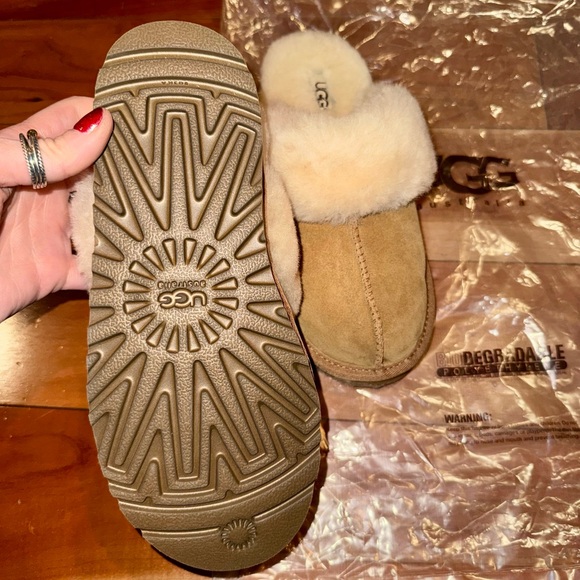 NEW - UGG Slippers in Chestnut Cream and Tan Sheepskin - Picture 8 of 8